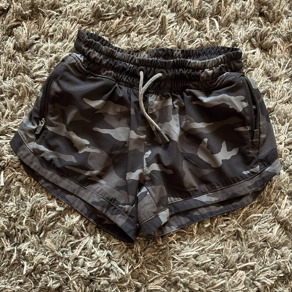 Girls Athleta camo shorts size small (7)